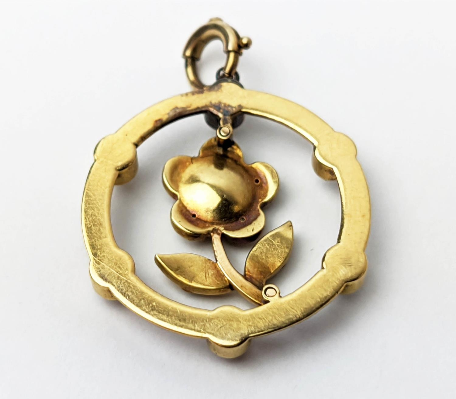 A 9CT GOLD PENDANT BROOCH, in the form of a bow and monkey, an agate pendant and a 9ct gold - Image 3 of 12