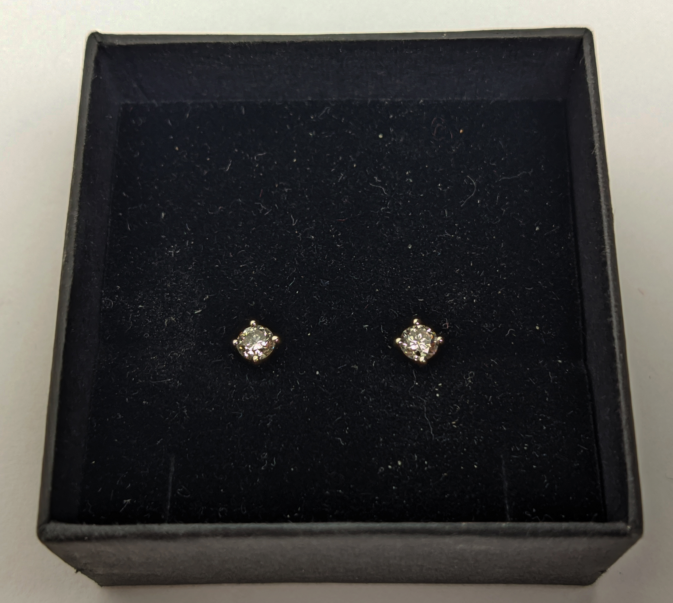 A PAIR OF 18CT WHITE GOLD DIAMOND SOLITAIRE STUD EARRINGS, the round brilliant cut stones of a total