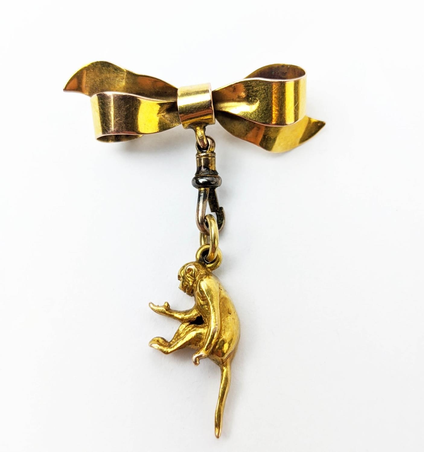 A 9CT GOLD PENDANT BROOCH, in the form of a bow and monkey, an agate pendant and a 9ct gold - Image 2 of 12