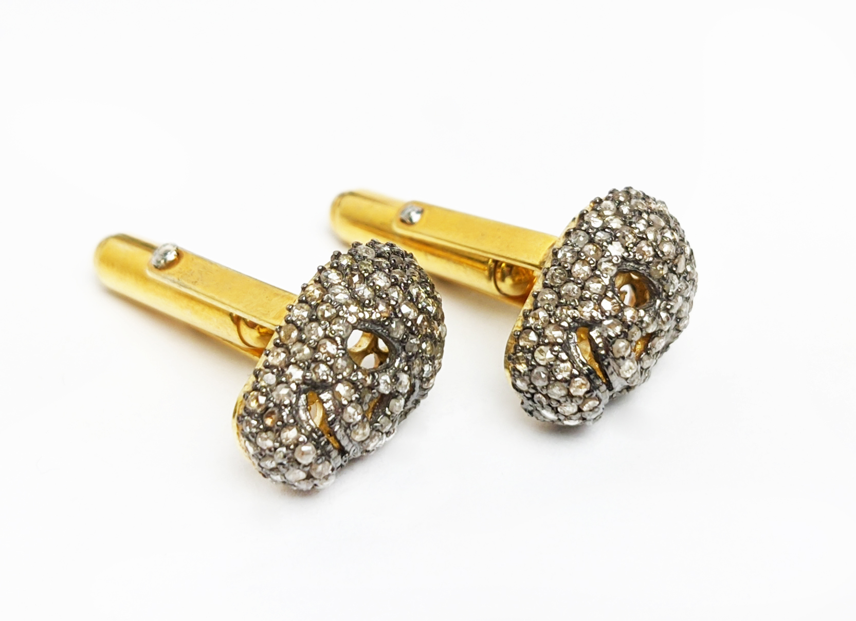 A PAIR OF SILVER-GILT MEMENTO MORI-STYLE SKULL CUFFLINKS, with pave set rose cut diamonds, - Image 5 of 7