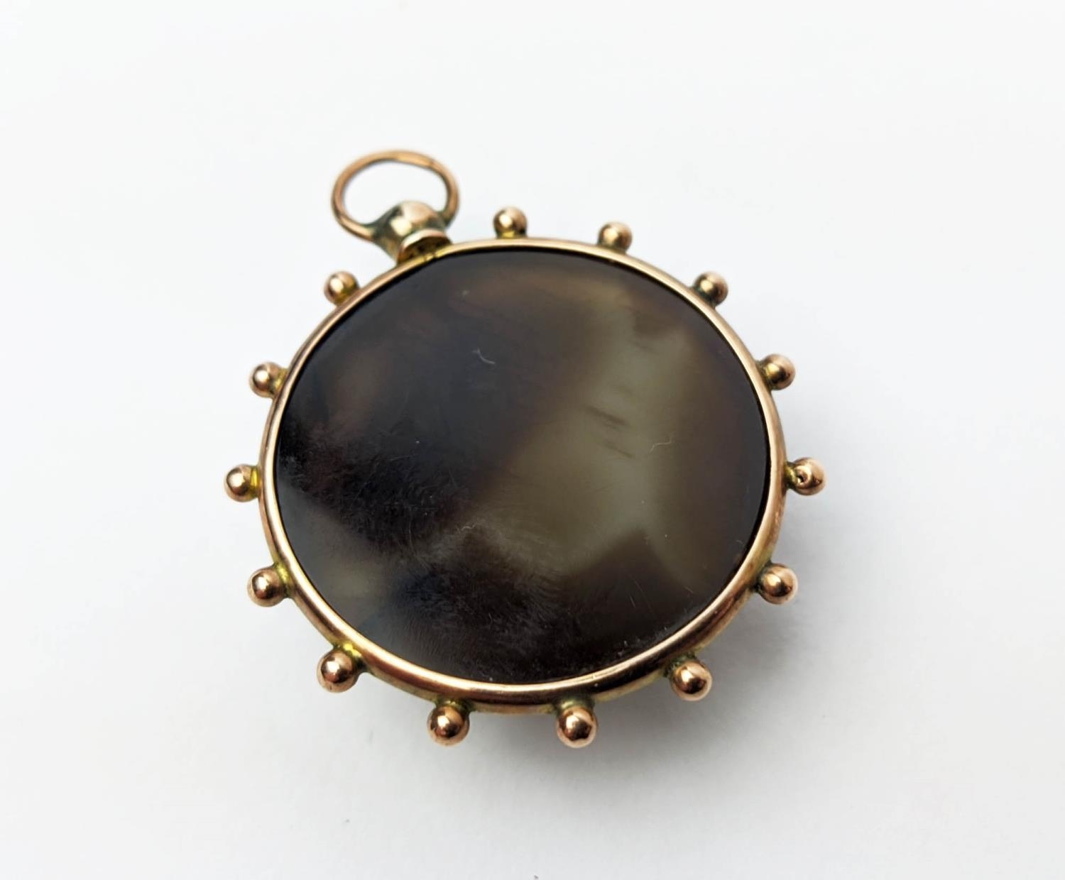 A 9CT GOLD PENDANT BROOCH, in the form of a bow and monkey, an agate pendant and a 9ct gold - Image 12 of 12