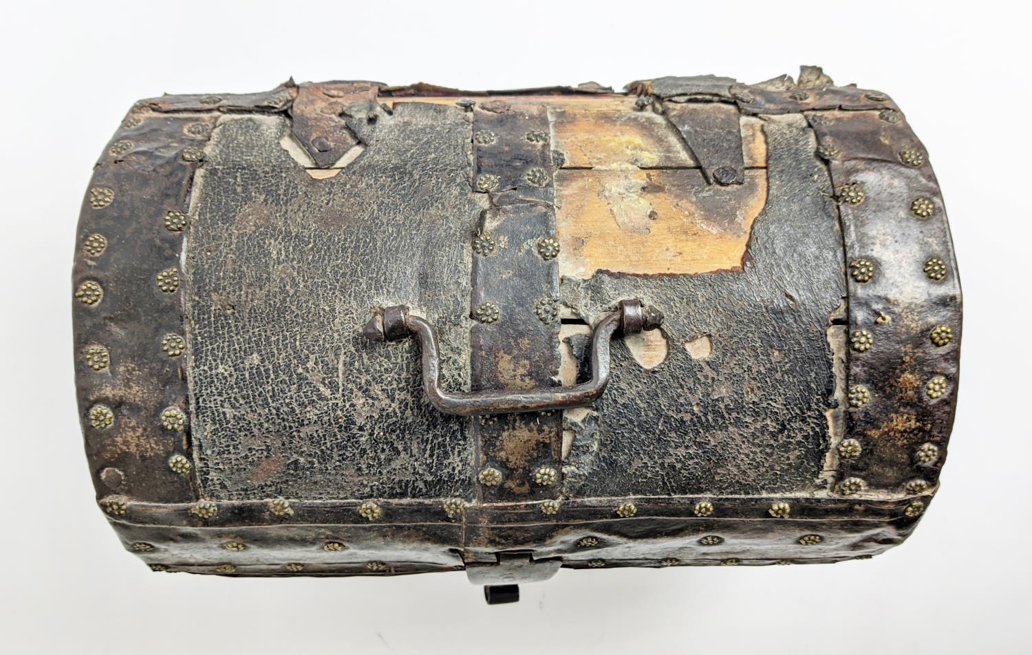 DIMINUTIVE CASKET, 16th/17th Century, probably Spanish, the domed lid enclosing single storage - Image 6 of 12