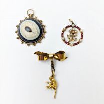 A 9CT GOLD PENDANT BROOCH, in the form of a bow and monkey, an agate pendant and a 9ct gold