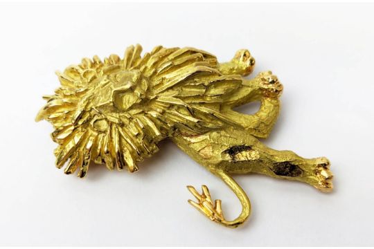 AN 18CT GOLD 'CHAUMET' LION BROOCH, textured finish, made in parts, 33.38 grams, probably 1970s. - Image 4 of 9