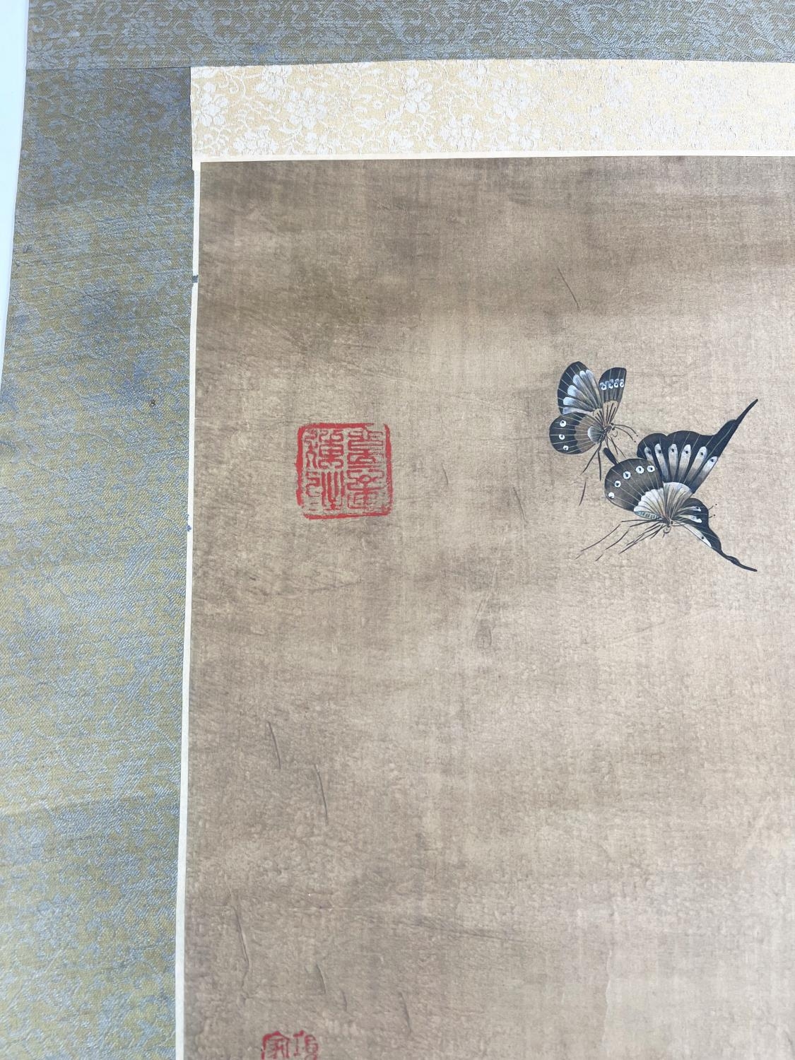 CHINESE SCROLL, watercolour on silk depicting a pair of ducks beneath lotus blooms and butterflied - Image 5 of 11