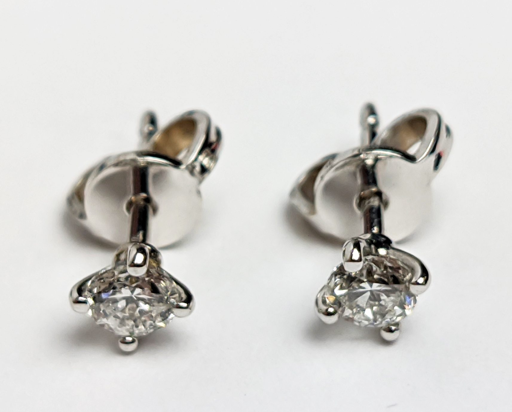 A PAIR OF 18CT WHITE GOLD DIAMOND SOLITAIRE STUD EARRINGS, the round brilliant cut stones of a total - Image 4 of 7