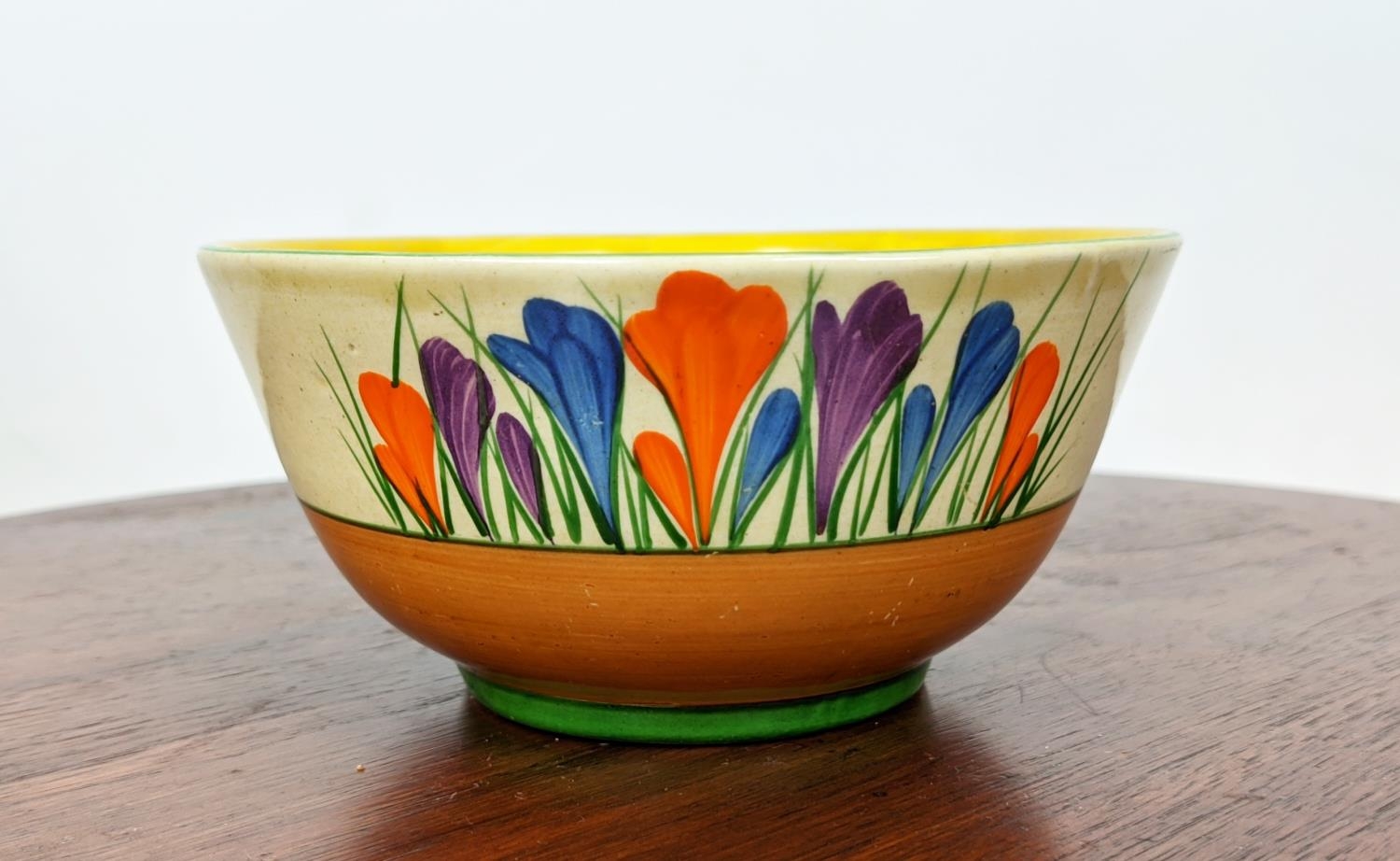 CLARICE CLIFF CONICAL SIFTER, a large and small 'crocus' bowl, a beehive 'crocus' sugar bowl and a - Bild 8 aus 14
