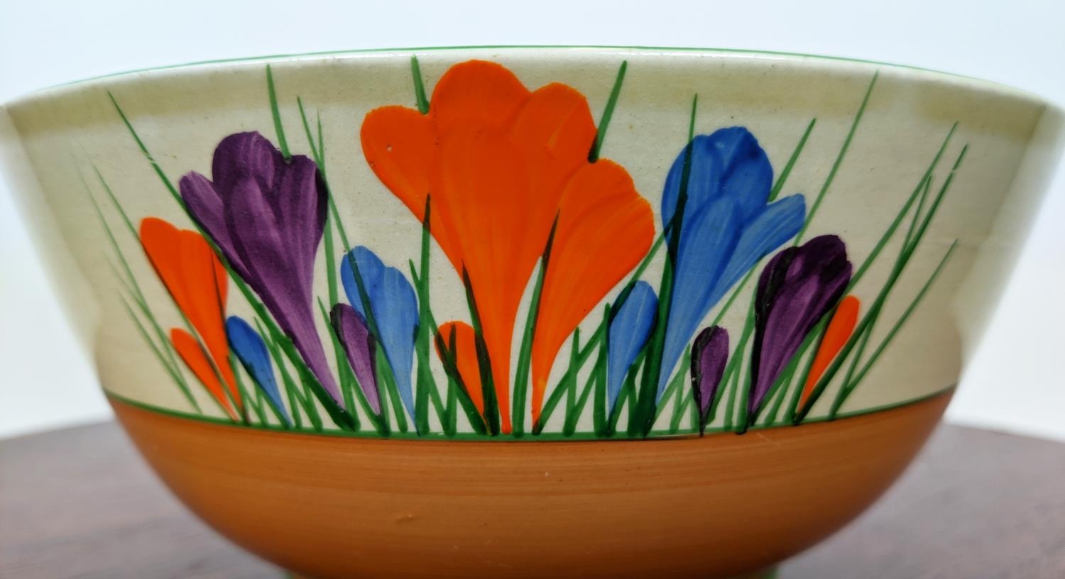 CLARICE CLIFF CONICAL SIFTER, a large and small 'crocus' bowl, a beehive 'crocus' sugar bowl and a - Bild 6 aus 14