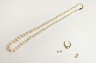 CULTURED PEARL NECKLACE, earring and ring set, comprising a single strand graduated pearl