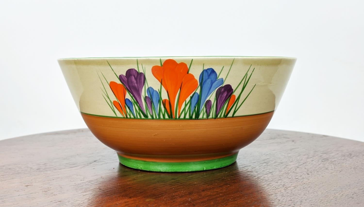 CLARICE CLIFF CONICAL SIFTER, a large and small 'crocus' bowl, a beehive 'crocus' sugar bowl and a - Bild 4 aus 14