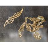 9 CARAT GOLD ROPE CHAIN & 9 CARAT GOLD BROOCH PIN - APPROXIMATE COMBINED WEIGHT = 9.5 GRAMS