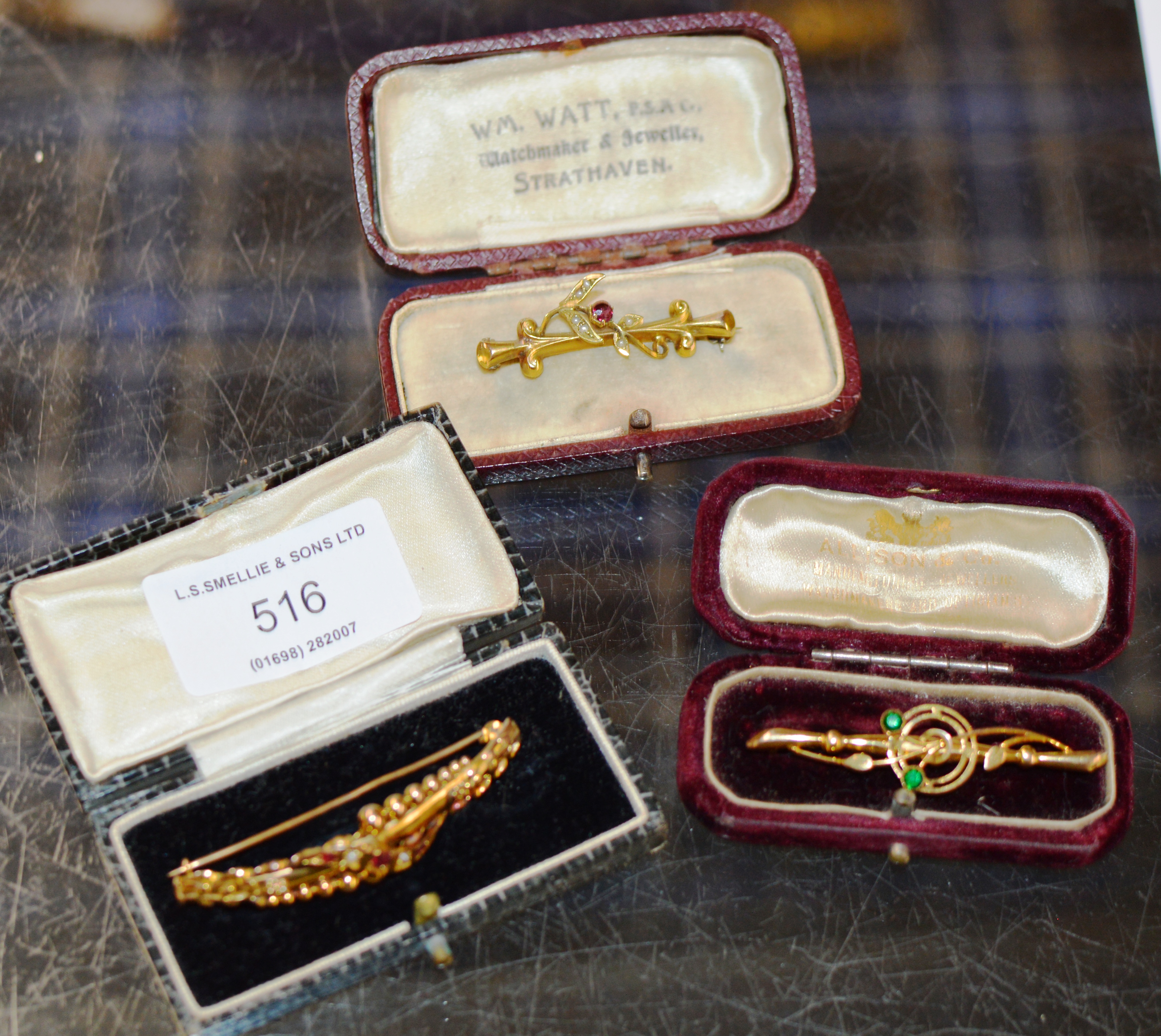 3 VARIOUS 9 CARAT GOLD BROOCH PINS WITH PRESENTATION BOXES - APPROXIMATE COMBINED WEIGHT = 7.7 GRAMS