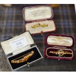 3 VARIOUS 9 CARAT GOLD BROOCH PINS WITH PRESENTATION BOXES - APPROXIMATE COMBINED WEIGHT = 7.7 GRAMS