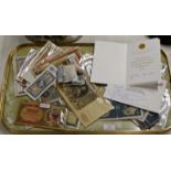 TRAY WITH VARIOUS WORLD BANK NOTES & A SIGNED CARD FROM GEORGE & LAURA BUSH