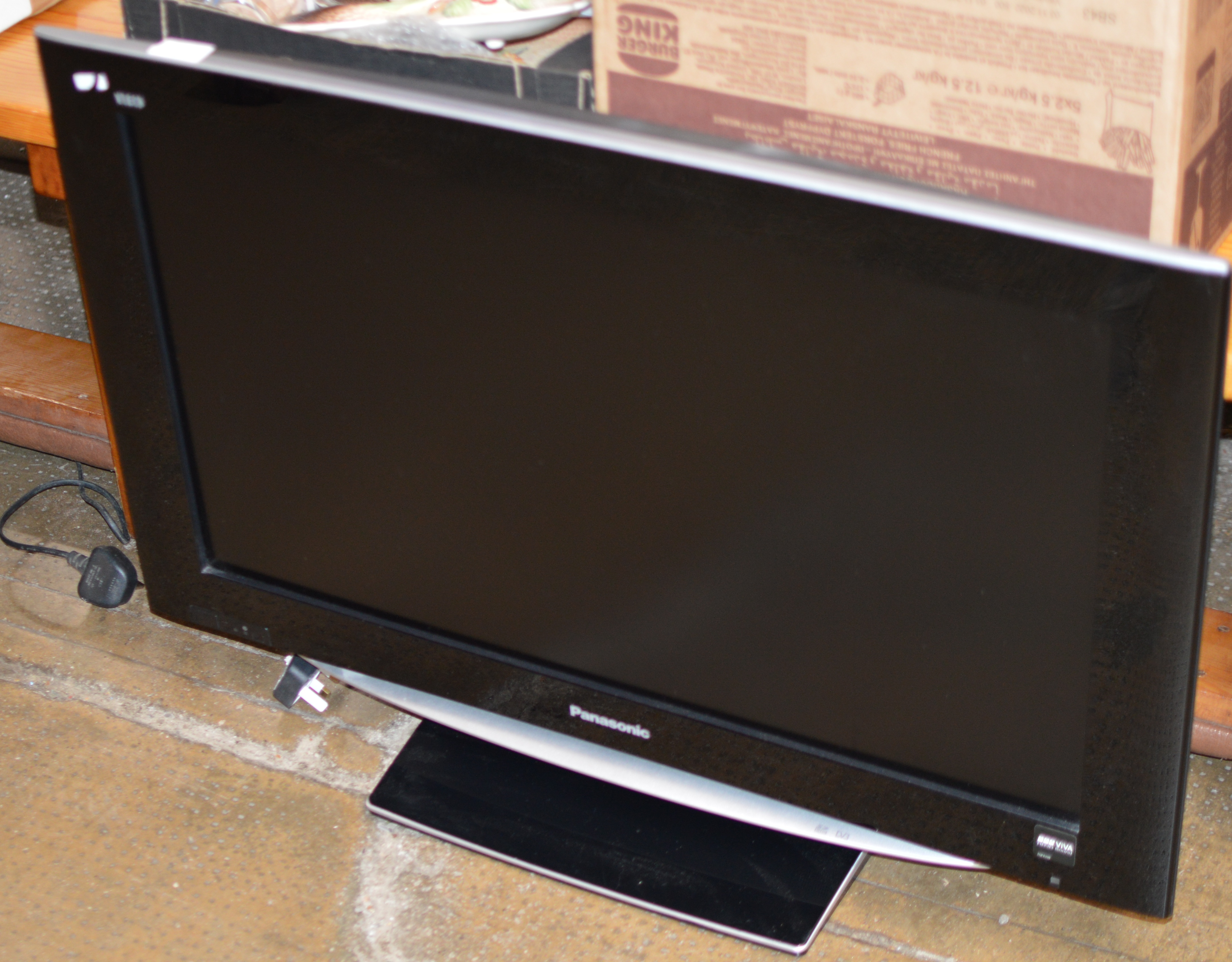 PANASONIC 32" LCD TV