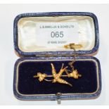 15 CARAT GOLD & SEED PEARL SWALLOW BROOCH PIN WITH SAFETY CHAIN & PRESENTATION BOX - APPROXIMATE