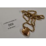 9 CARAT GOLD HEART SHAPED PENDANT ON 9 CARAT GOLD CHAIN - APPROXIMATE WEIGHT = 10.1 GRAMS