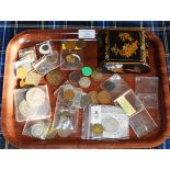 TRAY WITH VARIOUS OLD COINS, OLD HAMMERED SILVER COINS, TOKENS ETC