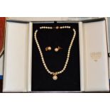 9 CARAT GOLD MOUNTED PEARL NECKLACE WITH MATCHING EARRINGS & PRESENTATION BOX