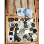 WOODEN BOX WITH VARIOUS OLD COINS, £5 NOTE, 17TH & 18TH CENTURY COINS, COMMEMORATIVE COINS ETC