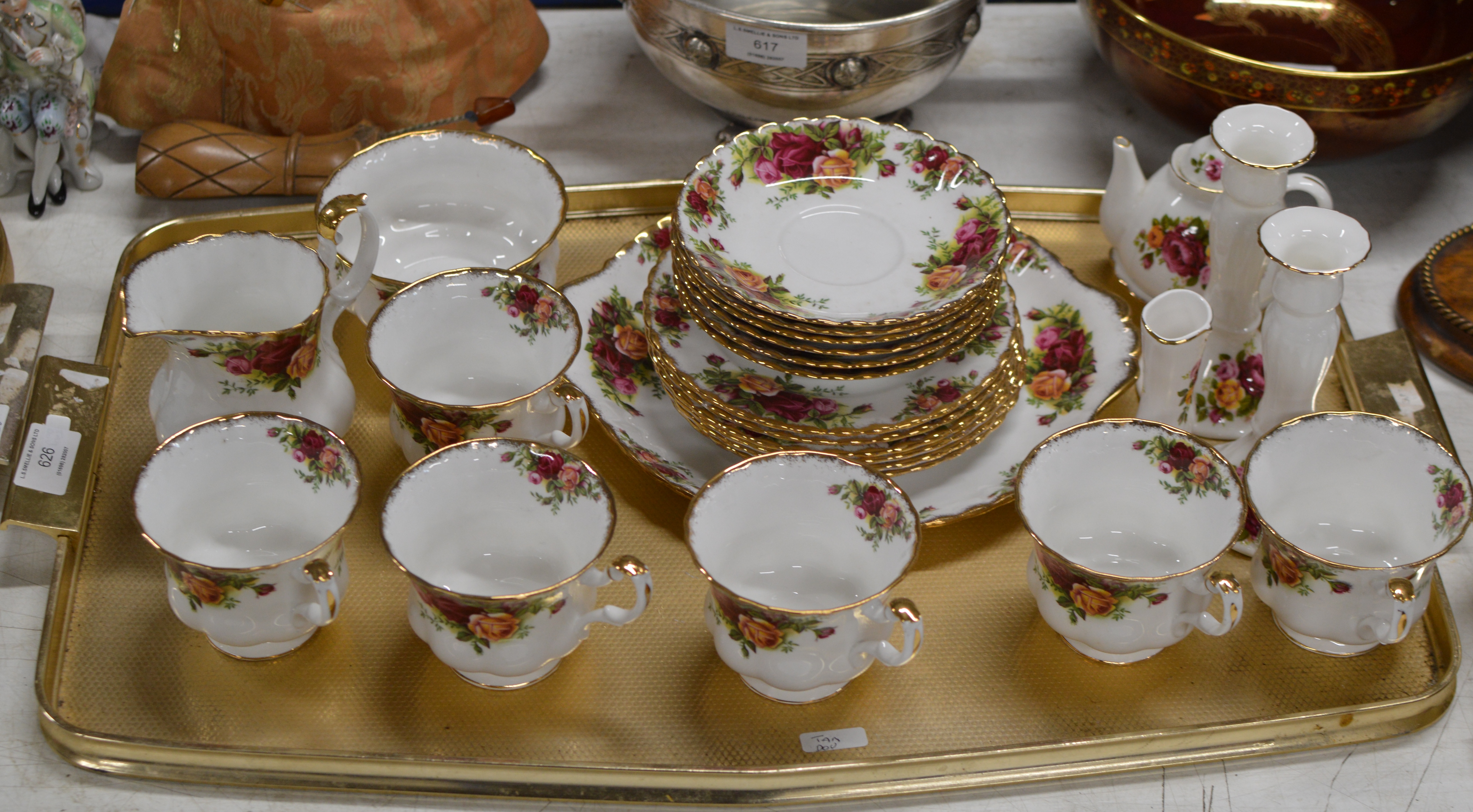 TRAY WITH QUANTITY ROYAL ALBERT OLD COUNTRY ROSE TEA WARE