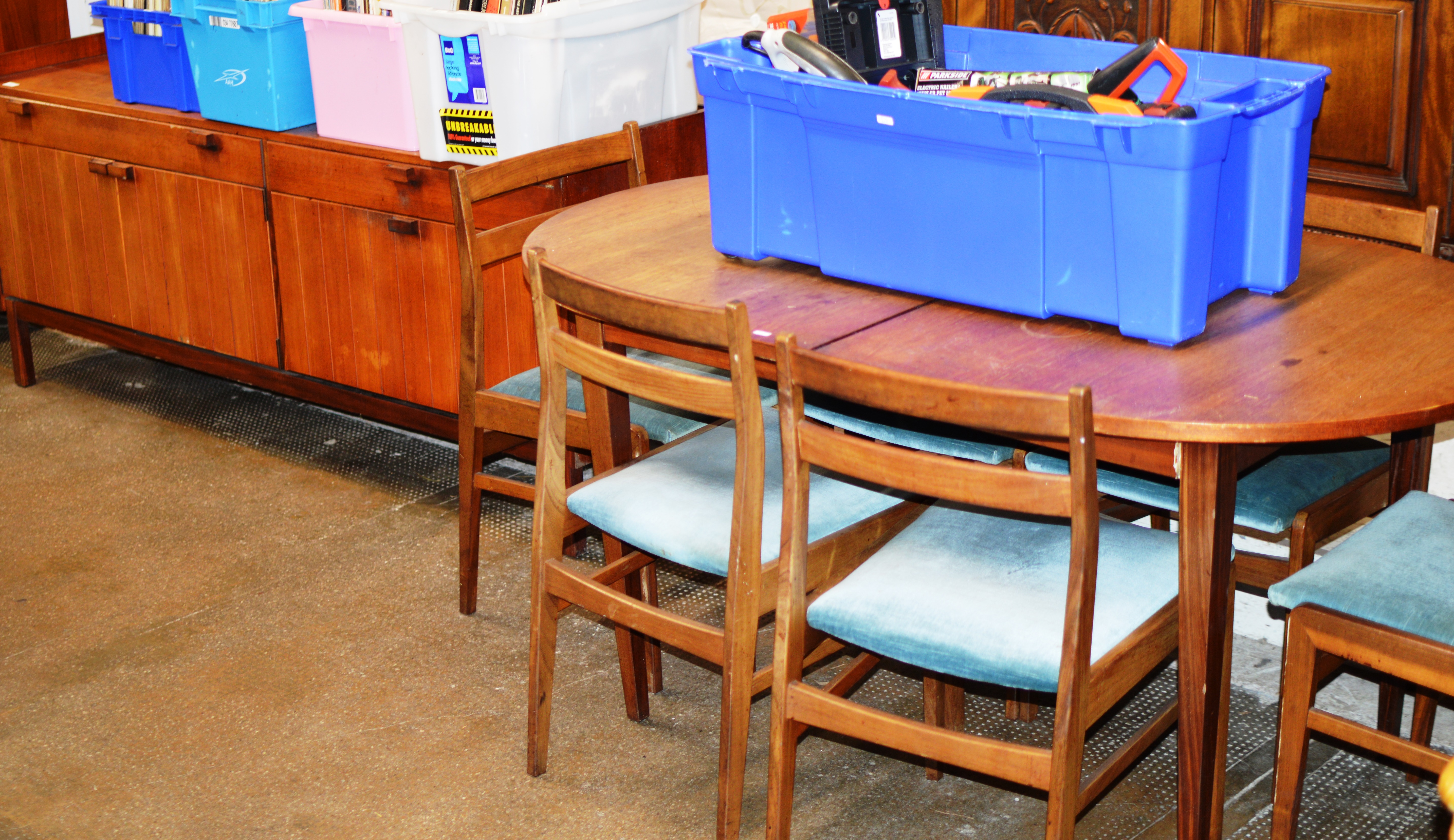 8 PIECE MID-CENTURY TEAK DINING ROOM SET COMPRISING SIDEBOARD, TABLE & 6 CHAIRS