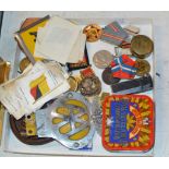BOX CONTAINING VINTAGE AA BADGES, SMALL SPORRAN, STUD BOX, MEDALS ETC
