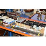 LARGE LOT OF MODEL RAILWAY ACCESSORIES, VARIOUS "O" GAUGE LOCOMOTIVES, VARIOUS BOXED CARRIAGES,
