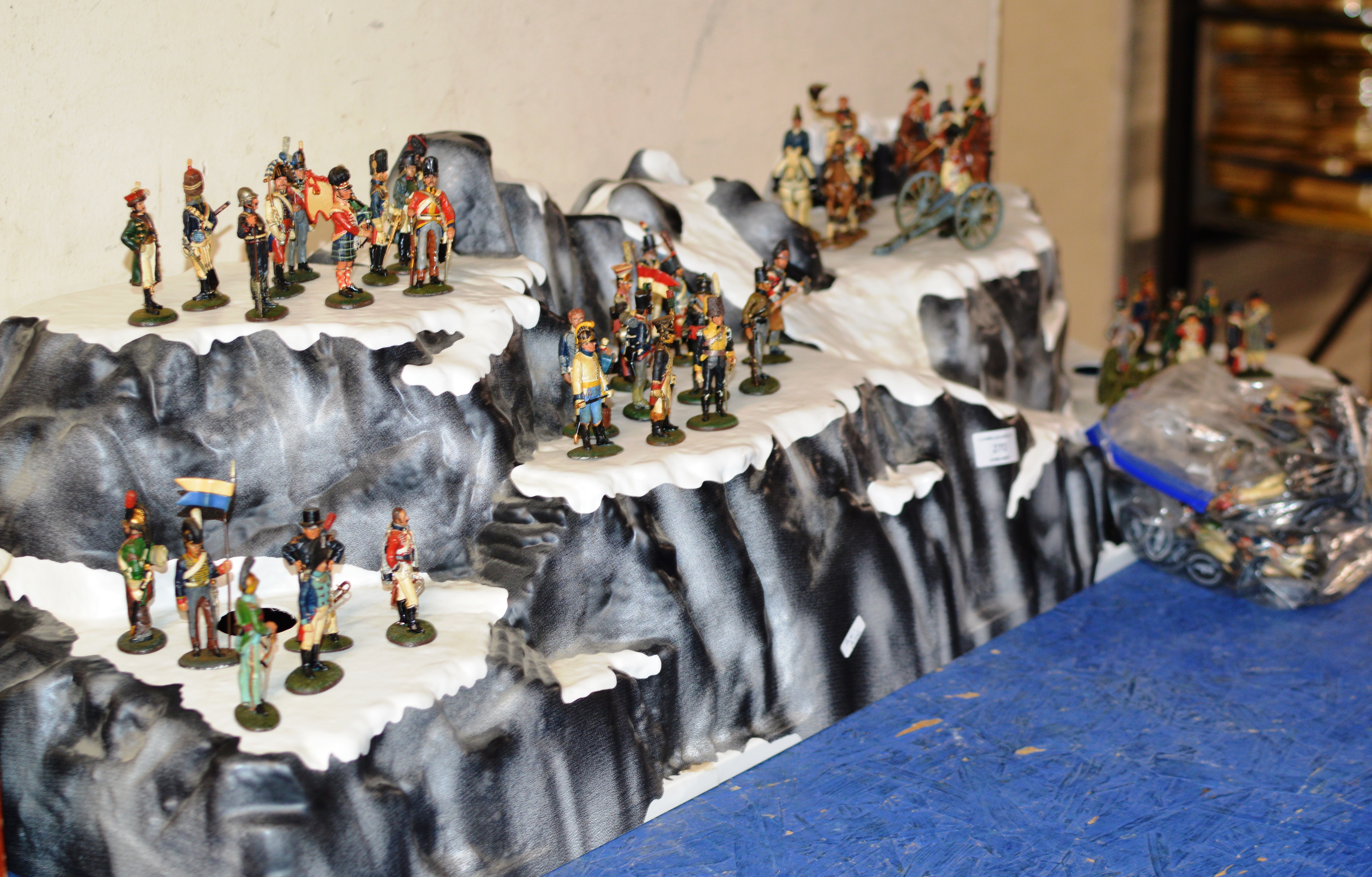 LARGE COLLECTION OF ASSORTED LEAD SOLDIERS WITH DISPLAY STAND & VARIOUS MAGAZINES