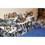 LARGE COLLECTION OF ASSORTED LEAD SOLDIERS WITH DISPLAY STAND & VARIOUS MAGAZINES