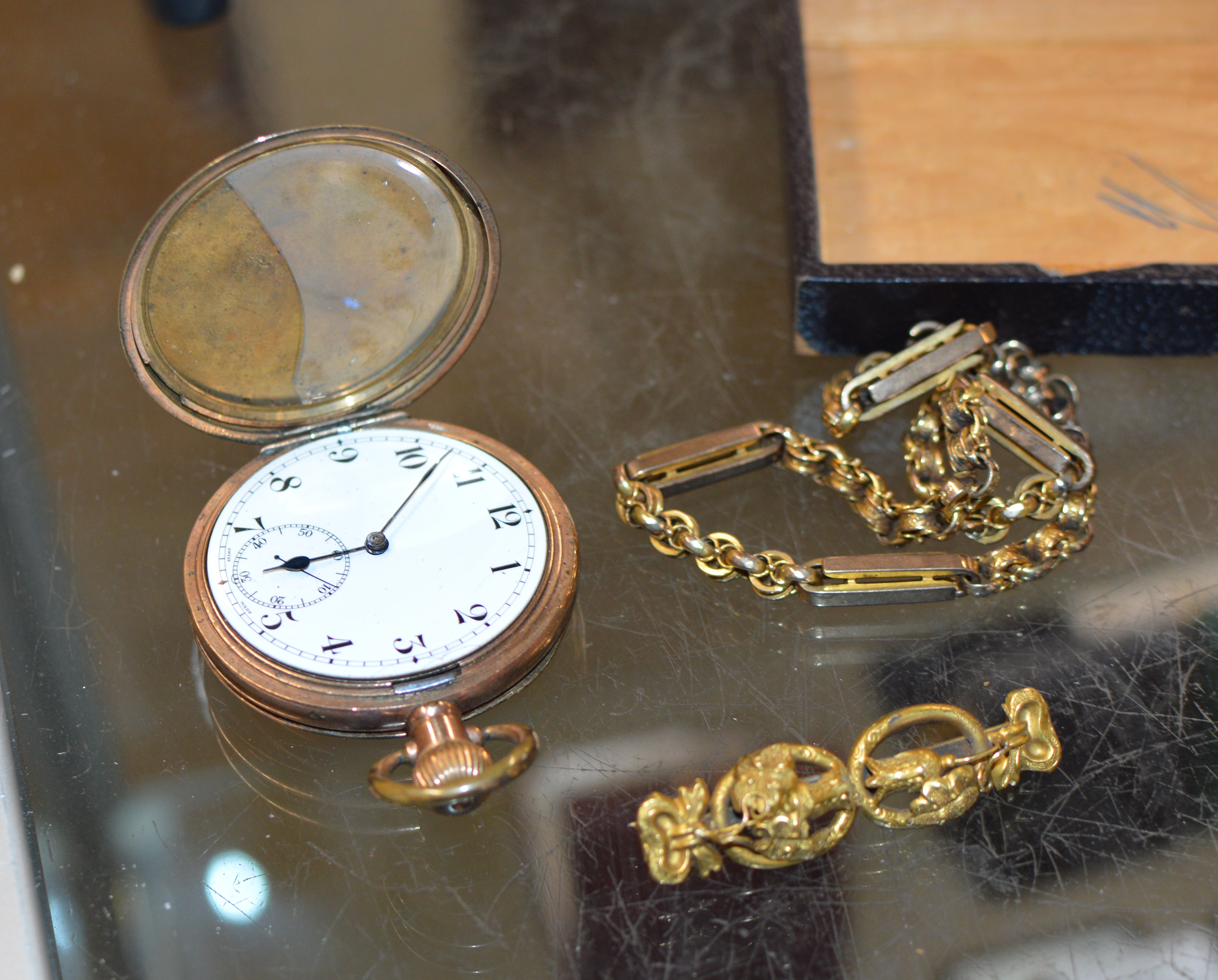 GOLD PLATED SIDE WINDER POCKET WATCH, GILT CHAIN & GILT METAL BROOCH PIN