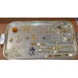 TRAY WITH YELLOW METAL RINGS, YELLOW METAL EARRINGS, VARIOUS GILT CHAINS, FAUX PEARLS, WRIST WATCHES