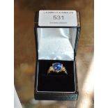 14 CARAT GOLD RING SET WITH A BLUE STONE, DIAMONDS & DIAMOND CHIPS - APPROXIMATE WEIGHT = 6.5 GRAMS