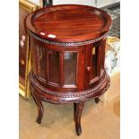 REPRODUCTION MAHOGANY STAINED DRINKS CABINET WITH BUTLERS TRAY