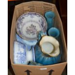 BOX WITH GENERAL CERAMICS, PAIR OF DECORATIVE GLASS VASES, FOOTED BOWLS ETC