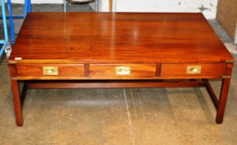 LARGE MAHOGANY COFFEE TABLE WITH 3 DRAWERS & BRASS FITTINGS