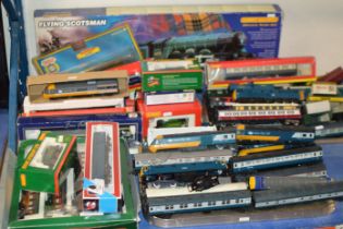 COLLECTION OF VARIOUS MODEL RAILWAY CARRIAGES, LOCOMOTIVES ETC