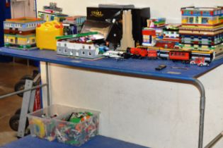 LARGE QUANTITY OF VARIOUS LEGO