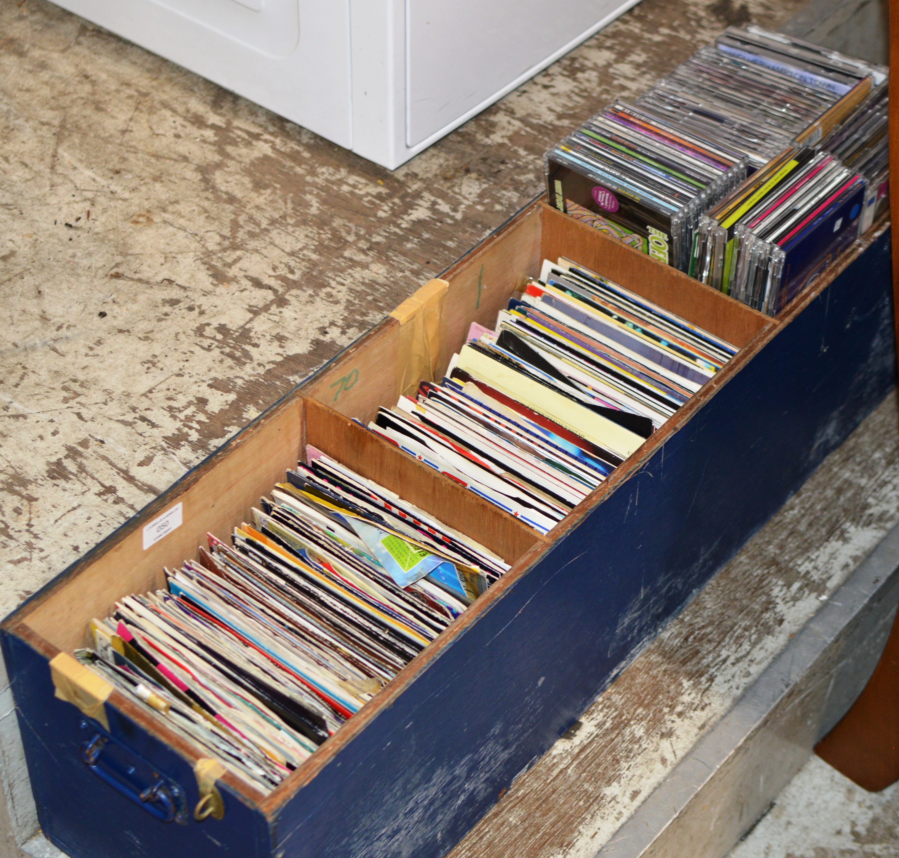 BOX WITH VARIOUS SINGLE RECORDS & CD'S