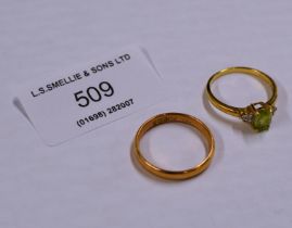 18 CARAT GOLD WEDDING BAND & 18 CARAT GOLD DRESS STONE RING - APPROXIMATE COMBINED WEIGHT = 5.8