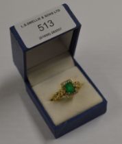 18 CARAT GOLD DIAMOND CHIP & GREEN STONE RING WITH PRESENTATION BOX - APPROXIMATE WEIGHT = 6.7 GRAMS