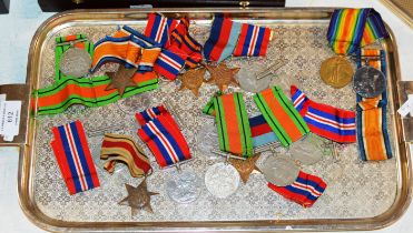 TRAY WITH A COLLECTION OF VARIOUS WORLD WAR 1 & WORLD WAR 2 MEDALS