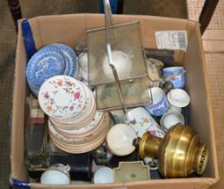 BOX WITH MIXED CERAMICS, VARIOUS TEA WARE, CAKE STAND, CRUETS & GENERAL BRIC-A-BRAC