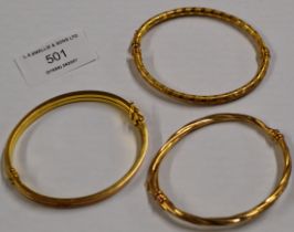 3 VARIOUS 9 CARAT GOLD BANGLES - APPROXIMATE COMBINED WEIGHT = 16.2 GRAMS