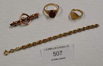 9 CARAT GOLD BAR BROOCH, 2 X 9 CARAT GOLD RINGS & 9 CARAT GOLD CHAIN - APPROXIMATE COMBINED WEIGHT =