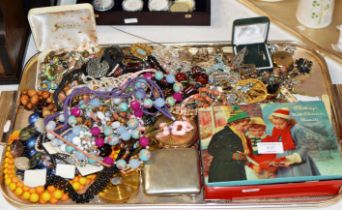 TRAY WITH QUANTITY VARIOUS COSTUME JEWELLERY, CIGARETTE BOXES, COMPACTS ETC