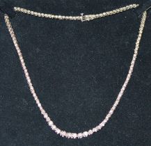 17" FINE 18 CARAT GOLD & DIAMOND TENNIS NECKLACE - APPROXIMATE WEIGHT = 26.4 GRAMS, SET WITH 115