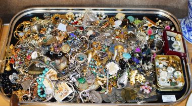 TRAY WITH LARGE QUANTITY VARIOUS COSTUME JEWELLERY