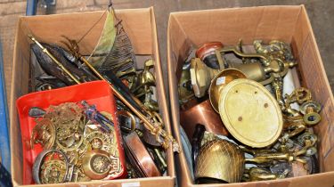 2 BOXES WITH ASSORTED BRASS WARE, HORSE BRASSES, ORNAMENTS, CANNON DISPLAYS, BELL ON STAND ETC