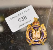 9 CARAT GOLD & ENAMEL MILITARY BADGE - SCOTTISH KINGS OWN BORDERERS, APPROXIMATE WEIGHT = 6 GRAMS